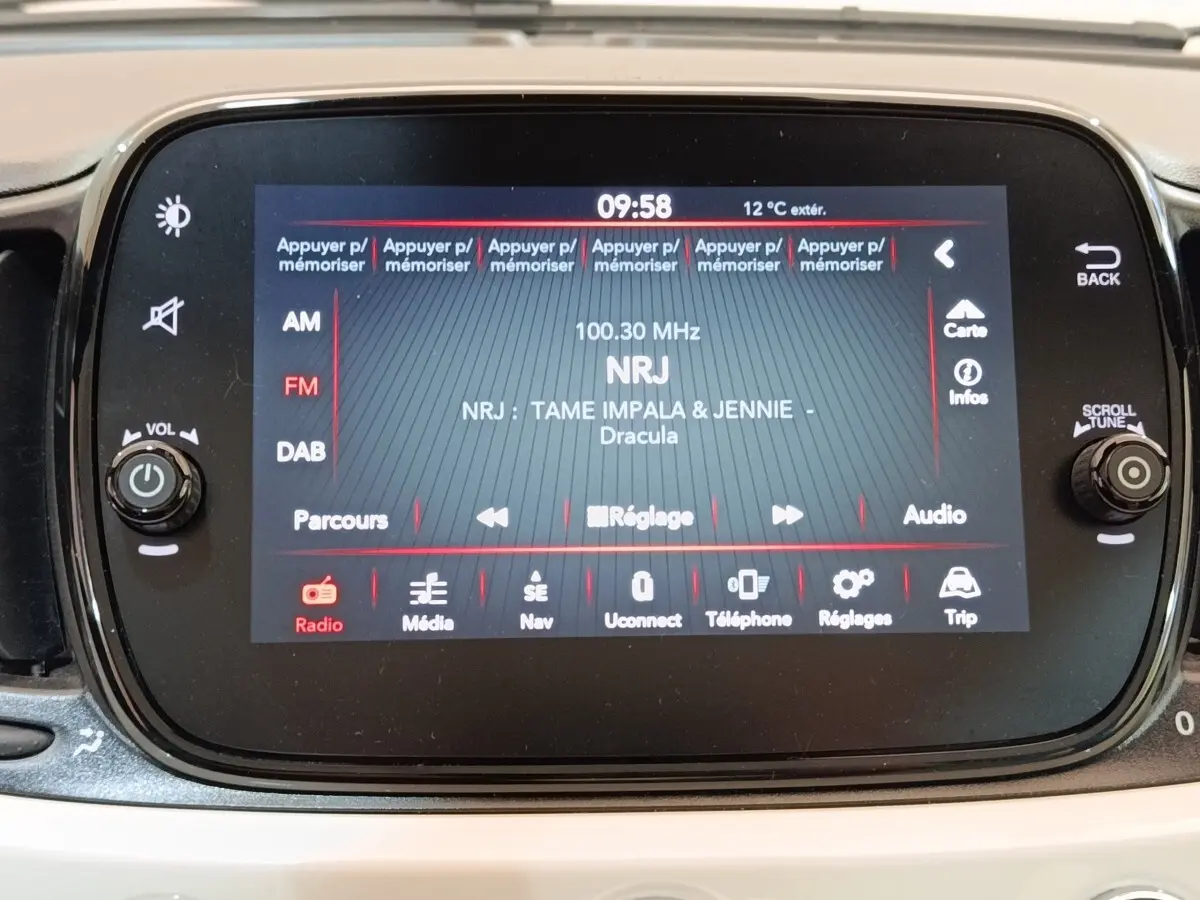 Écran tactile central de la FIAT 500 Dolcevita 2022 affichant la radio NRJ, vue de face intérieure.
