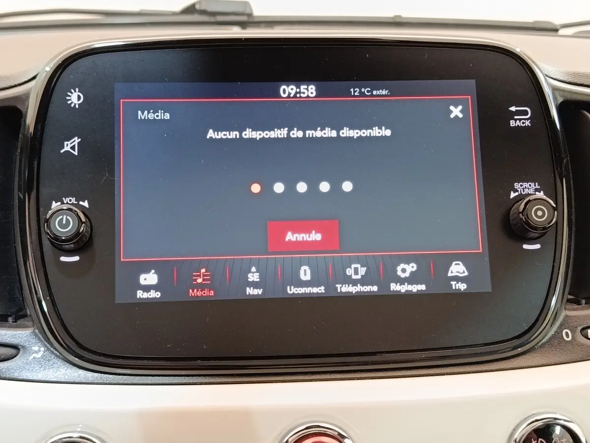 Écran tactile central de la Fiat 500 Dolcevita 2022 affichant un message d'absence de média, vue de face.