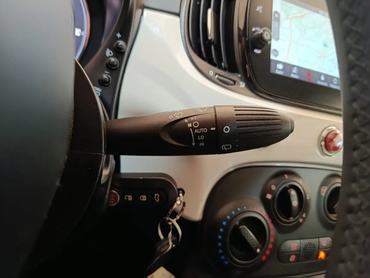 Gros plan sur la commande d'essuie-glace côté gauche du tableau de bord blanc de la Fiat 500 Hybrid 2022.