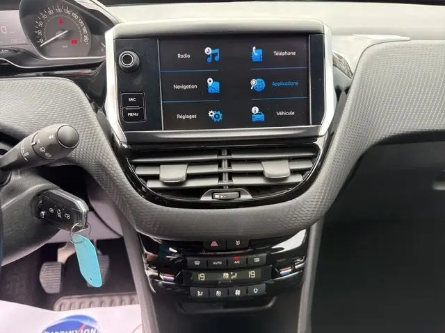 Vue rapprochée de la console centrale tactile 7 pouces et de la climatisation digitale de la Peugeot 208 gris platinium.