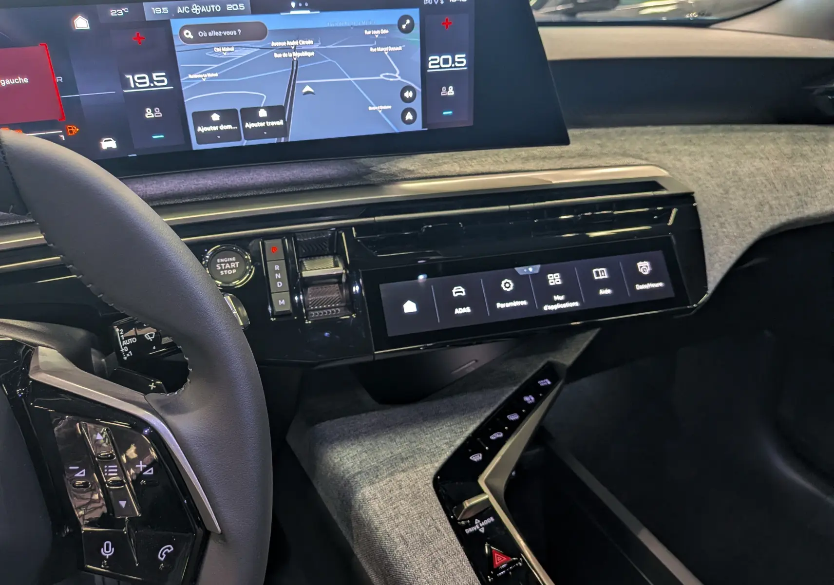 Vue intérieure du tableau de bord du Peugeot 3008 Hybrid 145 ch Allure 2026, avec écran tactile et finition tissu gris.