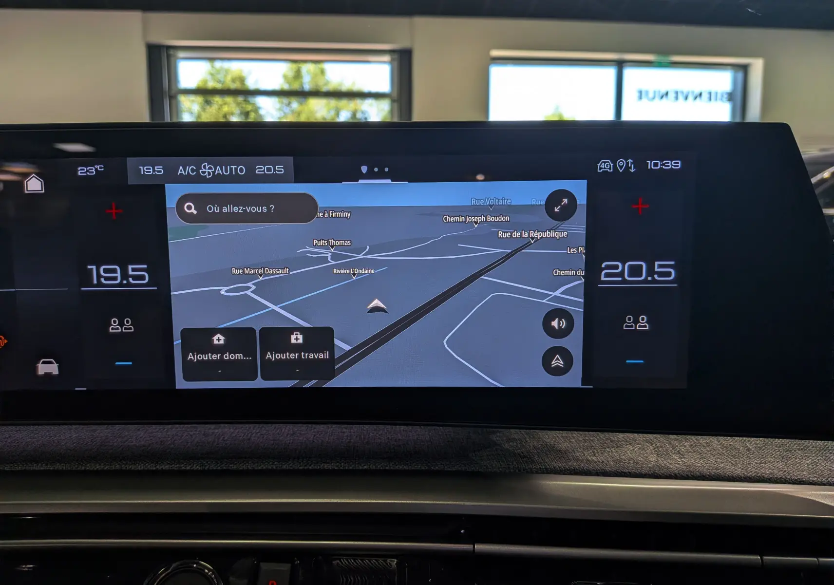 Écran tactile central du Peugeot 3008 Hybrid 145 en intérieur, affichant la navigation et la climatisation.