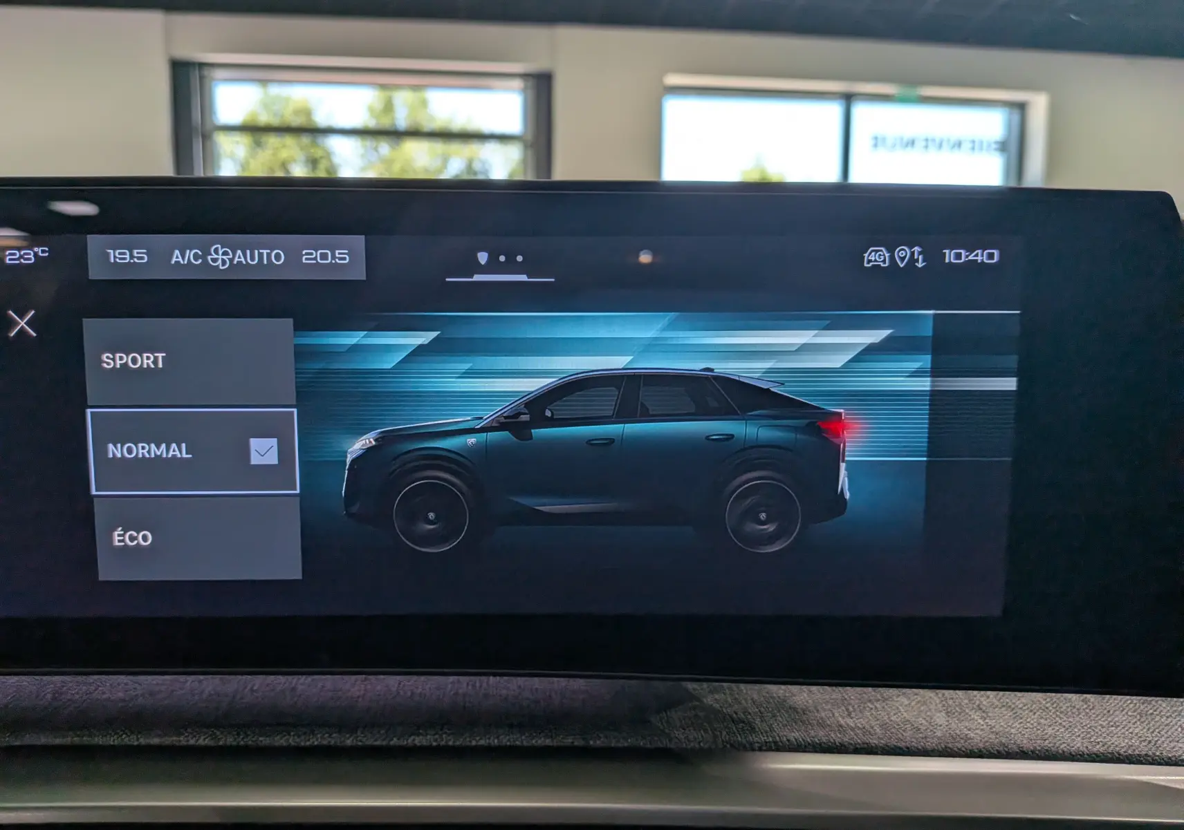 Affichage intérieur de la Peugeot 3008 Hybrid 145 ch en bleu Obsession, vue profil gauche sur écran tactile avec mode de conduite sélectionné.