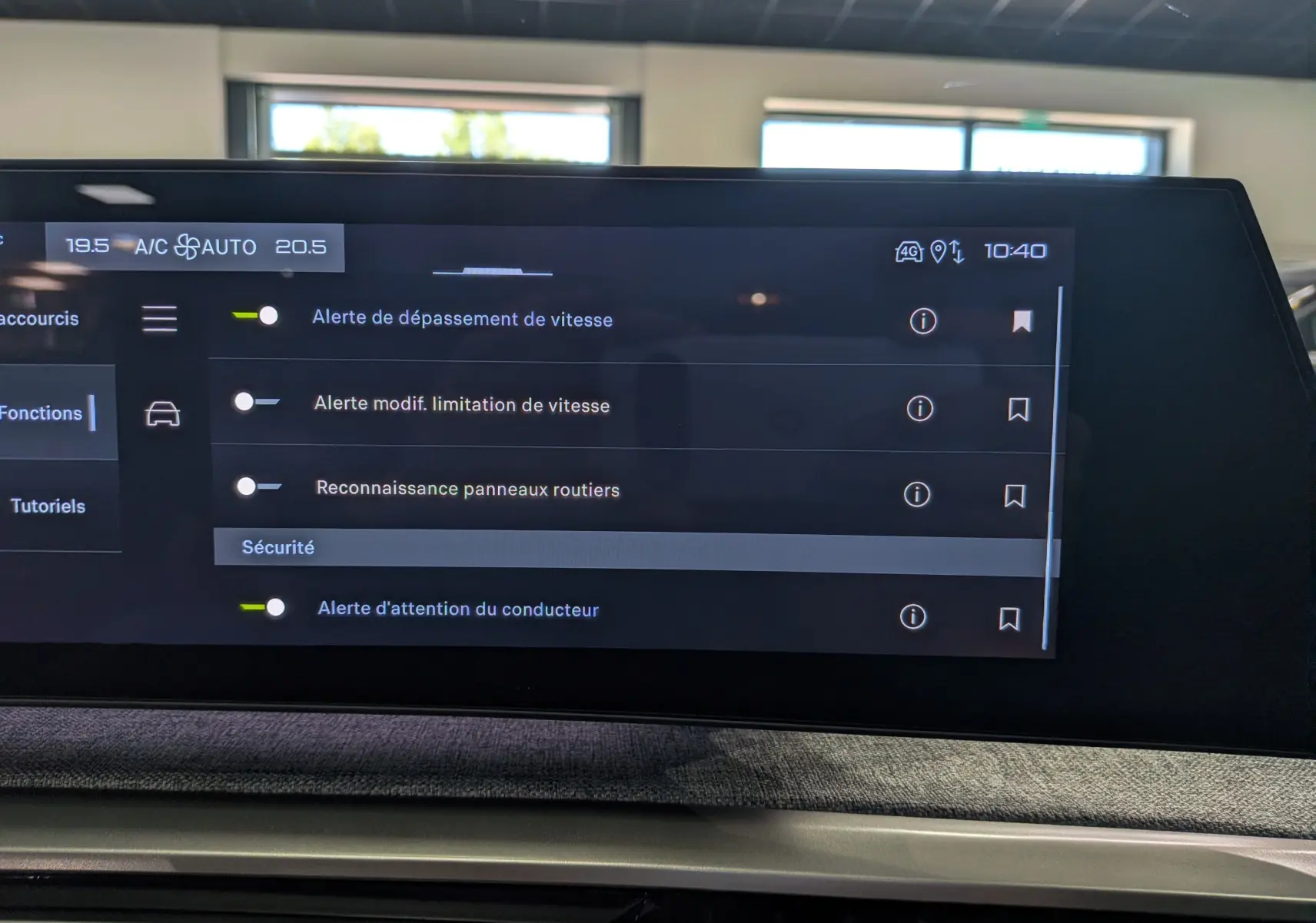 Écran tactile intérieur du Peugeot 3008 Hybrid 145 ch Allure affichant les réglages d’alertes de sécurité.