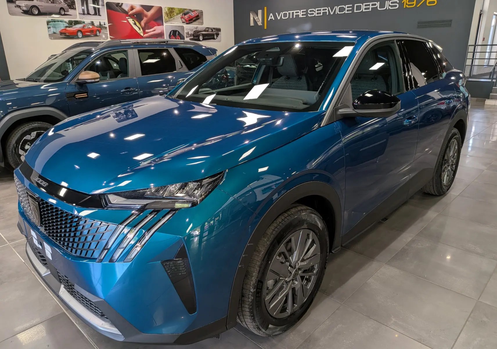Peugeot 3008 Hybrid 145 ch en Bleu Obsession, vue 3/4 avant droit, avec calandre distinctive et jantes alliage.