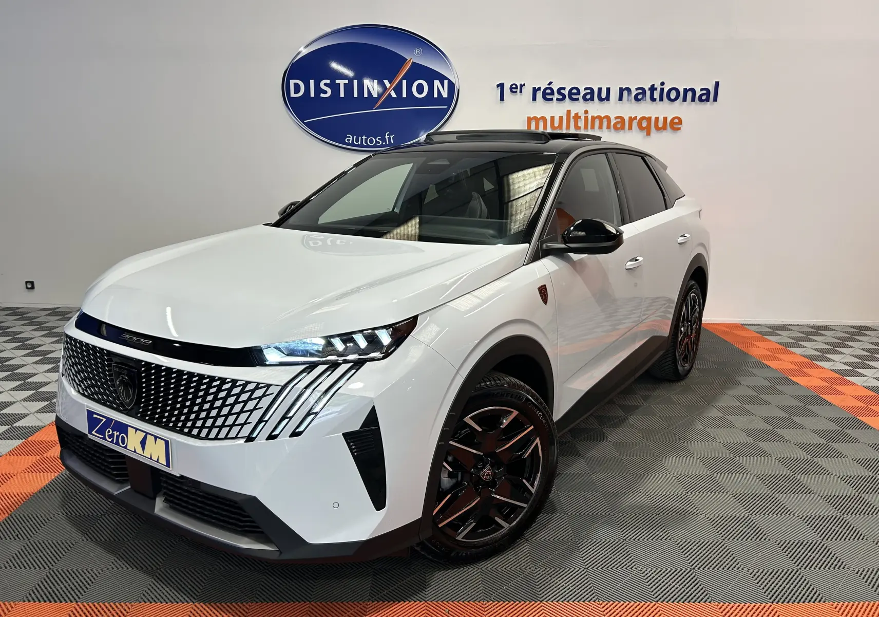 Peugeot 3008 Hybrid blanc Okenite en 3/4 avant droit, toit panoramique et jantes biton noires visibles.
