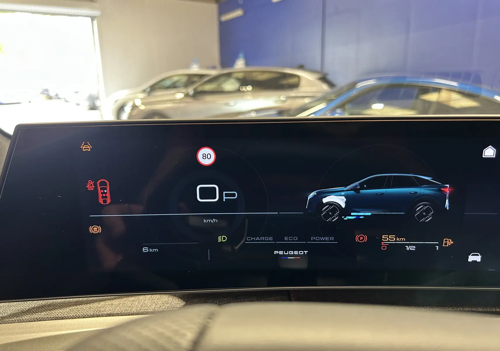 Affichage numérique intérieur du Peugeot 3008 Hybrid 2026 montrant un SUV bleu en profil droit sur l'écran de bord.
