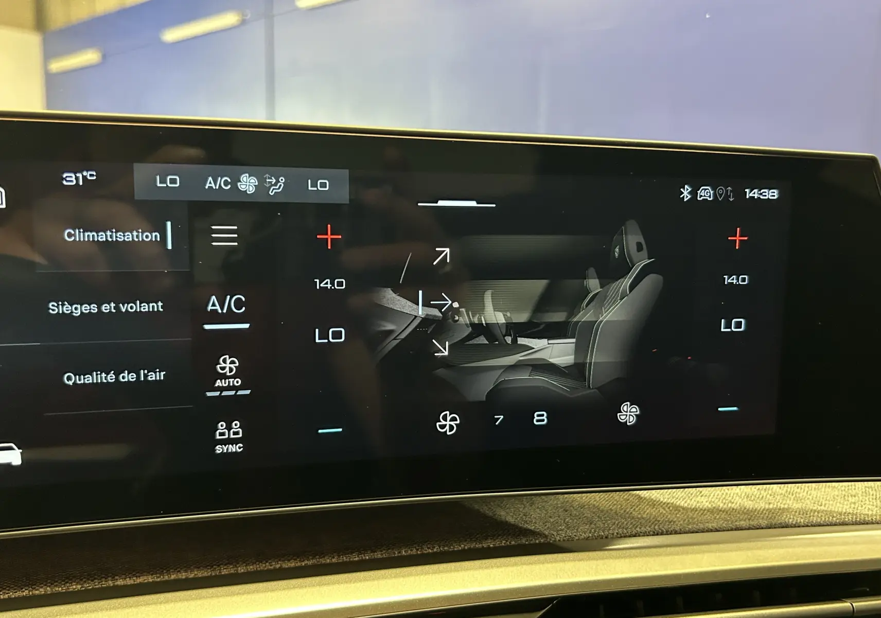 Écran tactile intérieur du Peugeot 3008 Hybrid blanc, affichant les réglages de climatisation et sièges en vue frontale.