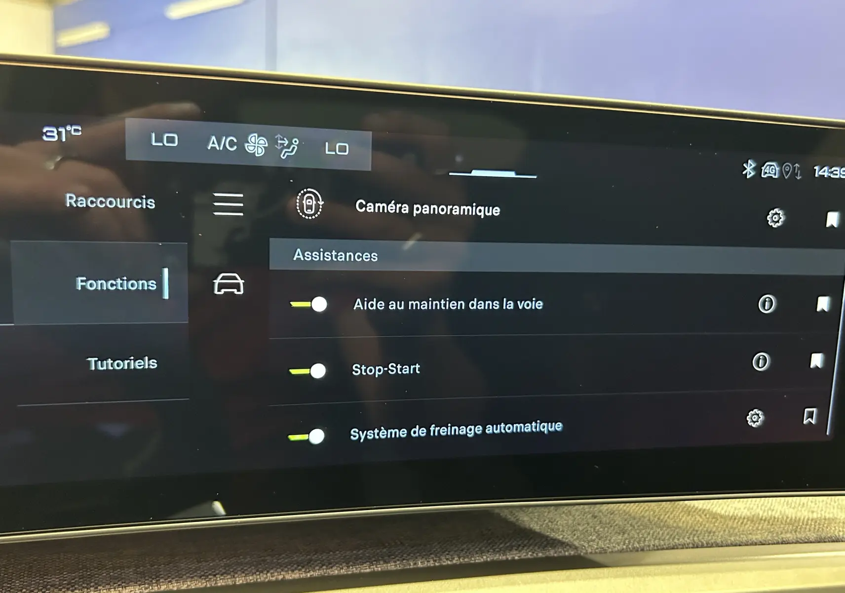 Écran tactile intérieur du Peugeot 3008 Hybrid 2026 affichant les assistances à la conduite, vue rapprochée.
