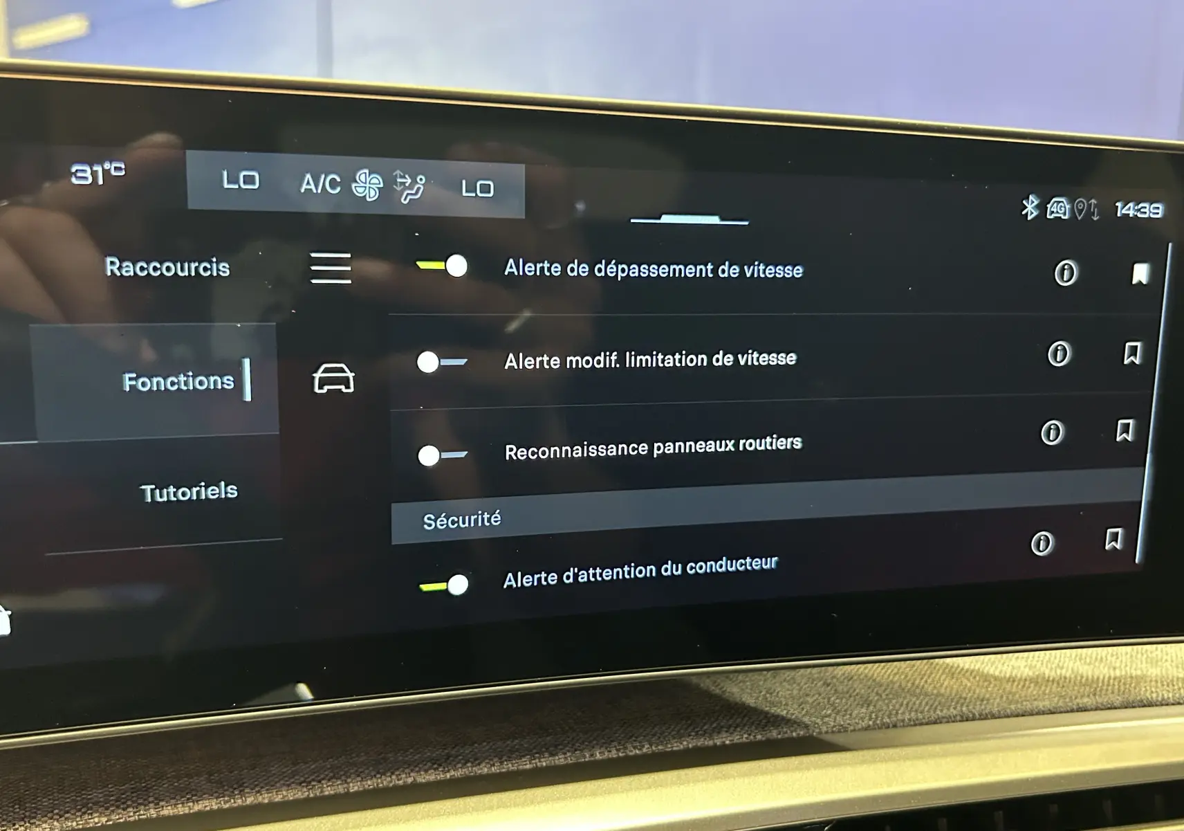 Écran tactile intérieur du Peugeot 3008 Hybrid 2026 affichant les réglages d'alertes de sécurité conducteur.