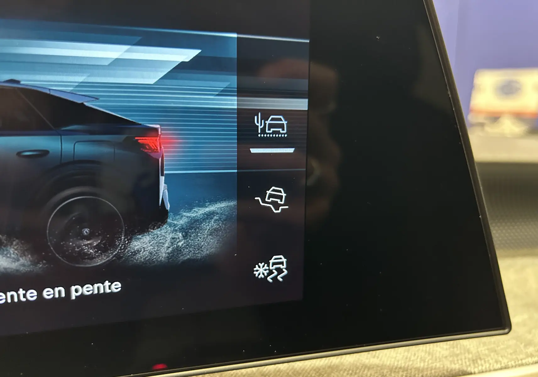 Écran intérieur montrant une illustration arrière gauche du Peugeot 3008 blanc Okenite avec effets d'eau et icônes d'assistance.