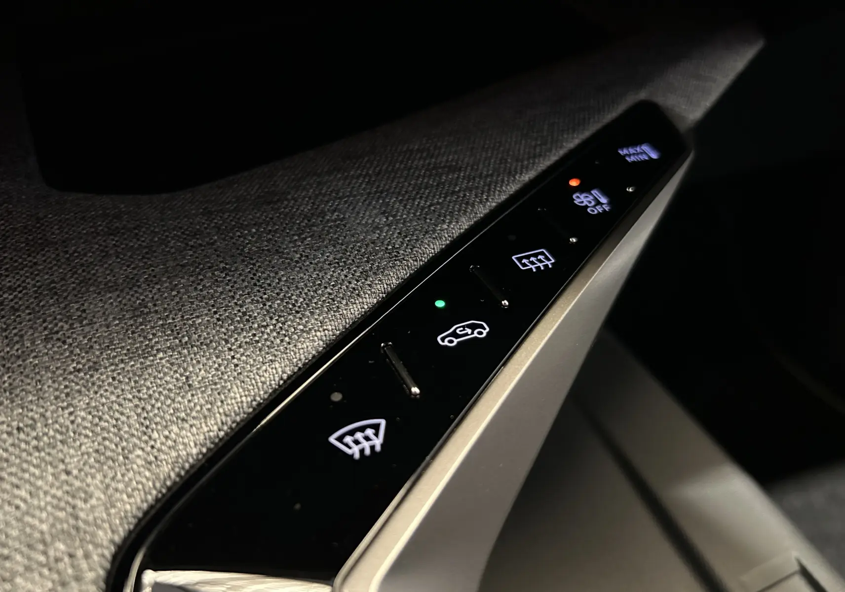 Gros plan sur les commandes tactiles de la porte côté conducteur du Peugeot 3008 blanc Okenite, version hybride 2026.