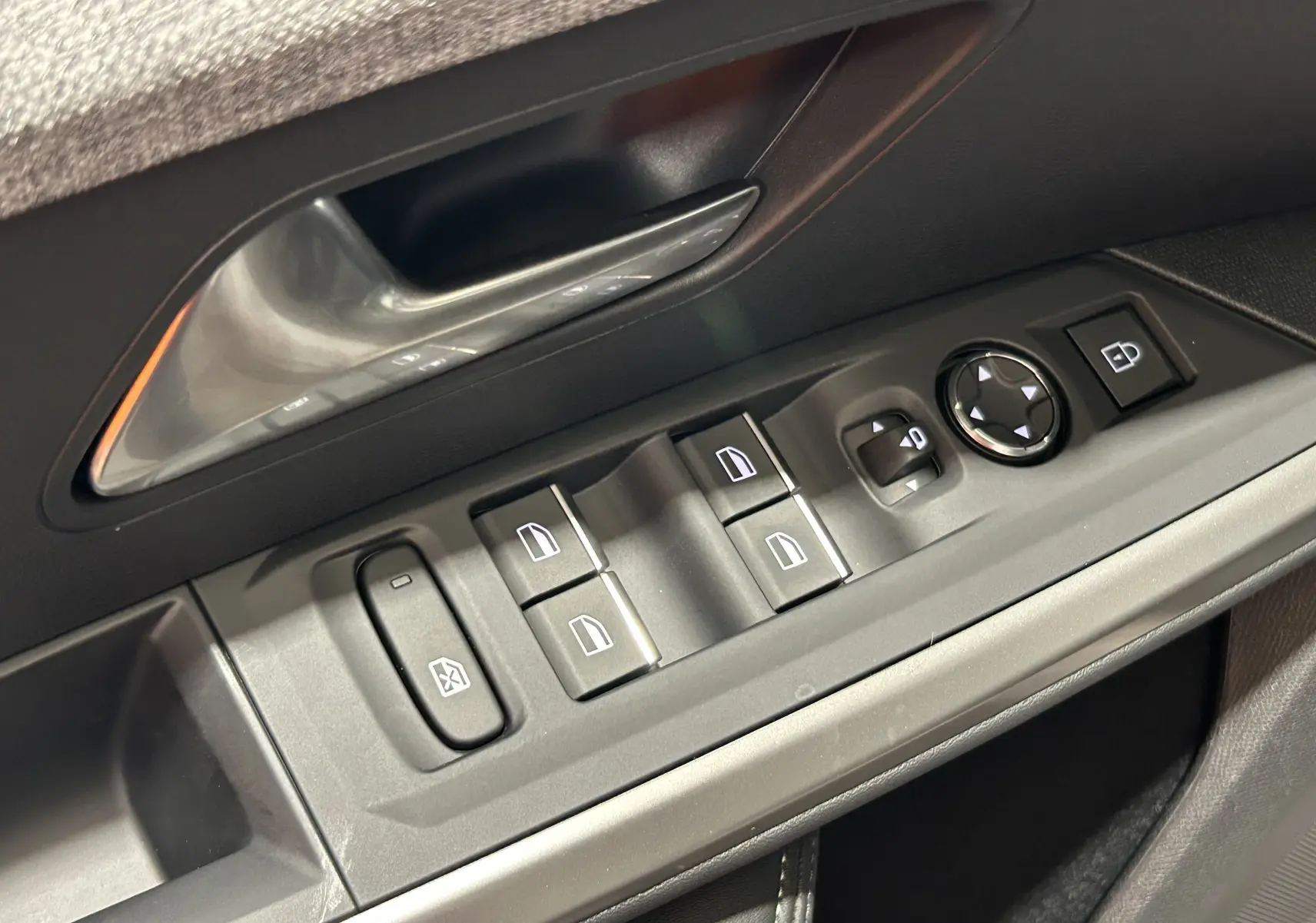 Gros plan sur les commandes de lève-vitres et rétroviseurs côté conducteur du Peugeot 3008 III Hybrid blanc Okenite.