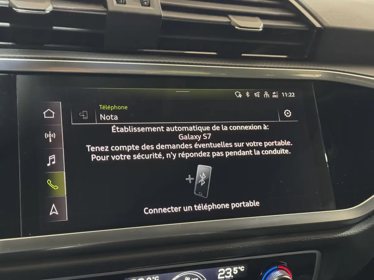 Écran tactile central affichant la connexion Bluetooth dans l'habitacle noir de l'Audi Q3 35 TFSI 2022.