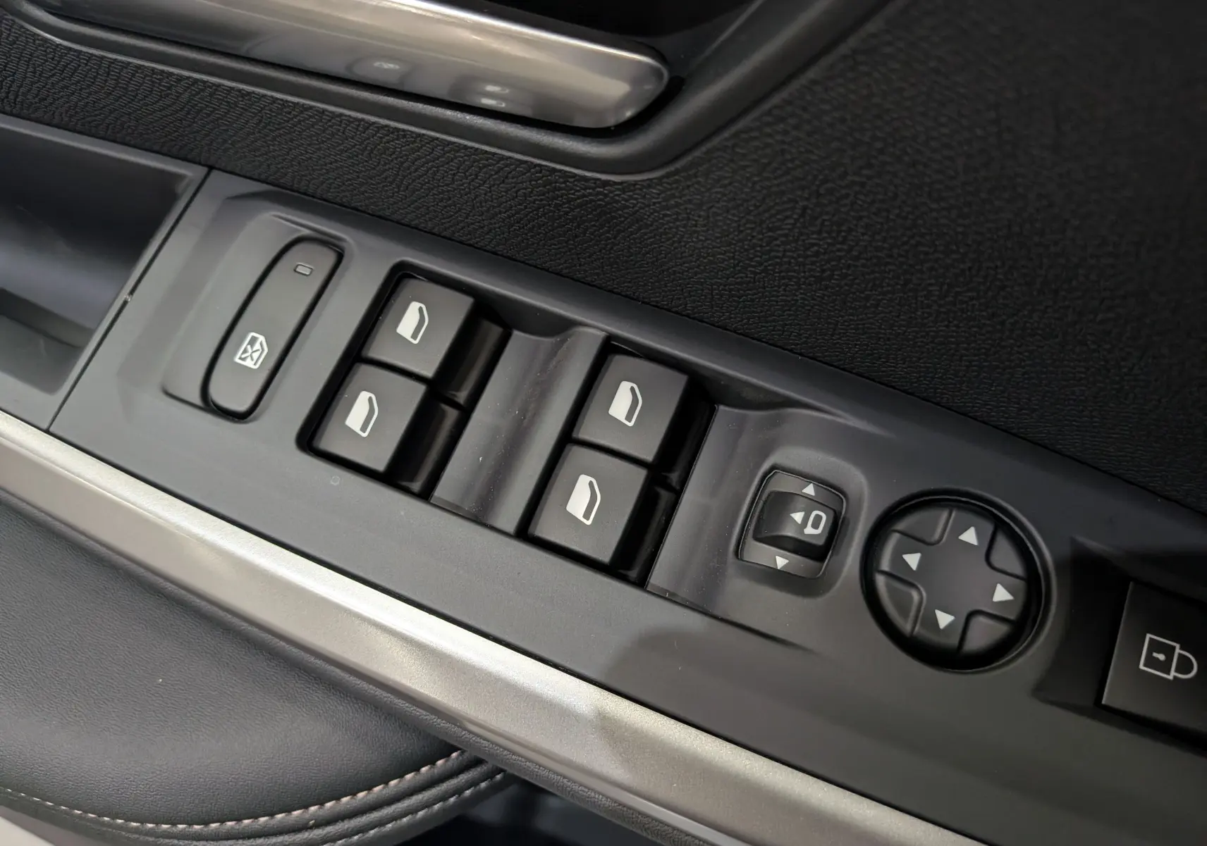 Gros plan sur les commandes des vitres et rétroviseurs côté gauche intérieur du Peugeot 3008 Hybrid 2026 finition Allure.