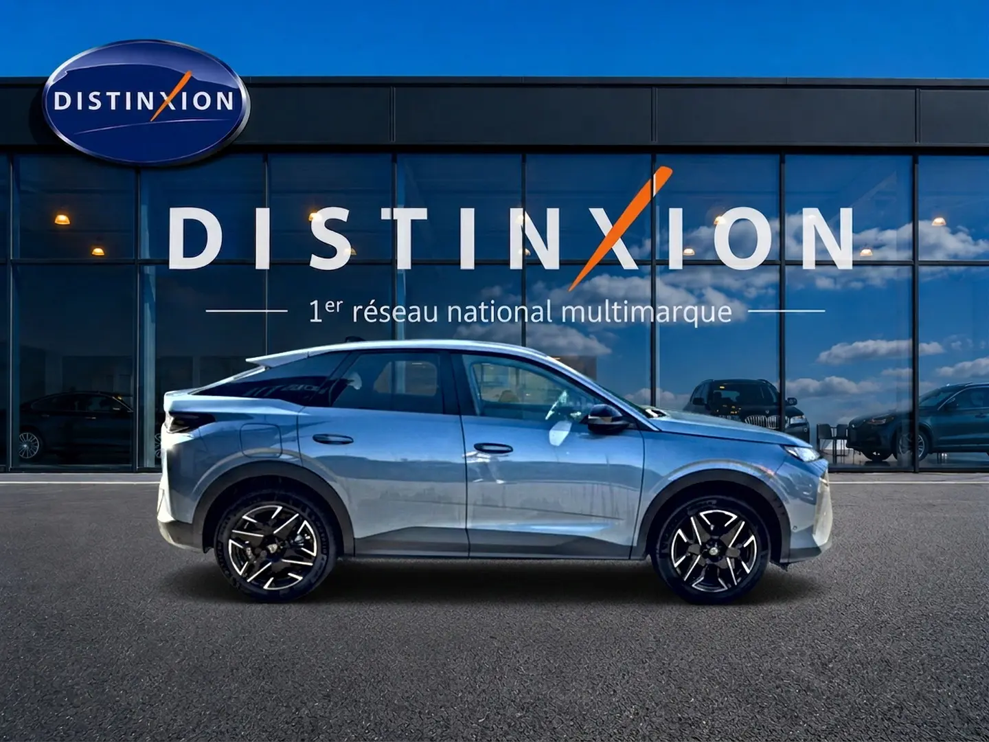 Peugeot 3008 bleu en profil droit, avec jantes alliage noires et toit blanc sur fond de vitrine Distinxion.