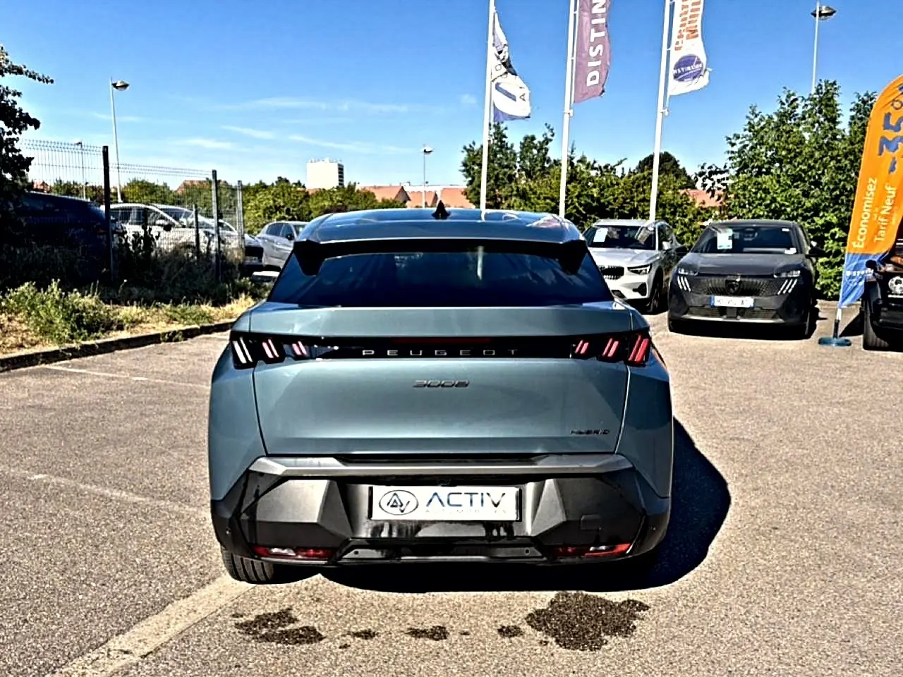 Vue arrière d’un Peugeot 3008 hybride bleu Ingara garé en extérieur avec feux arrière LED distinctifs.