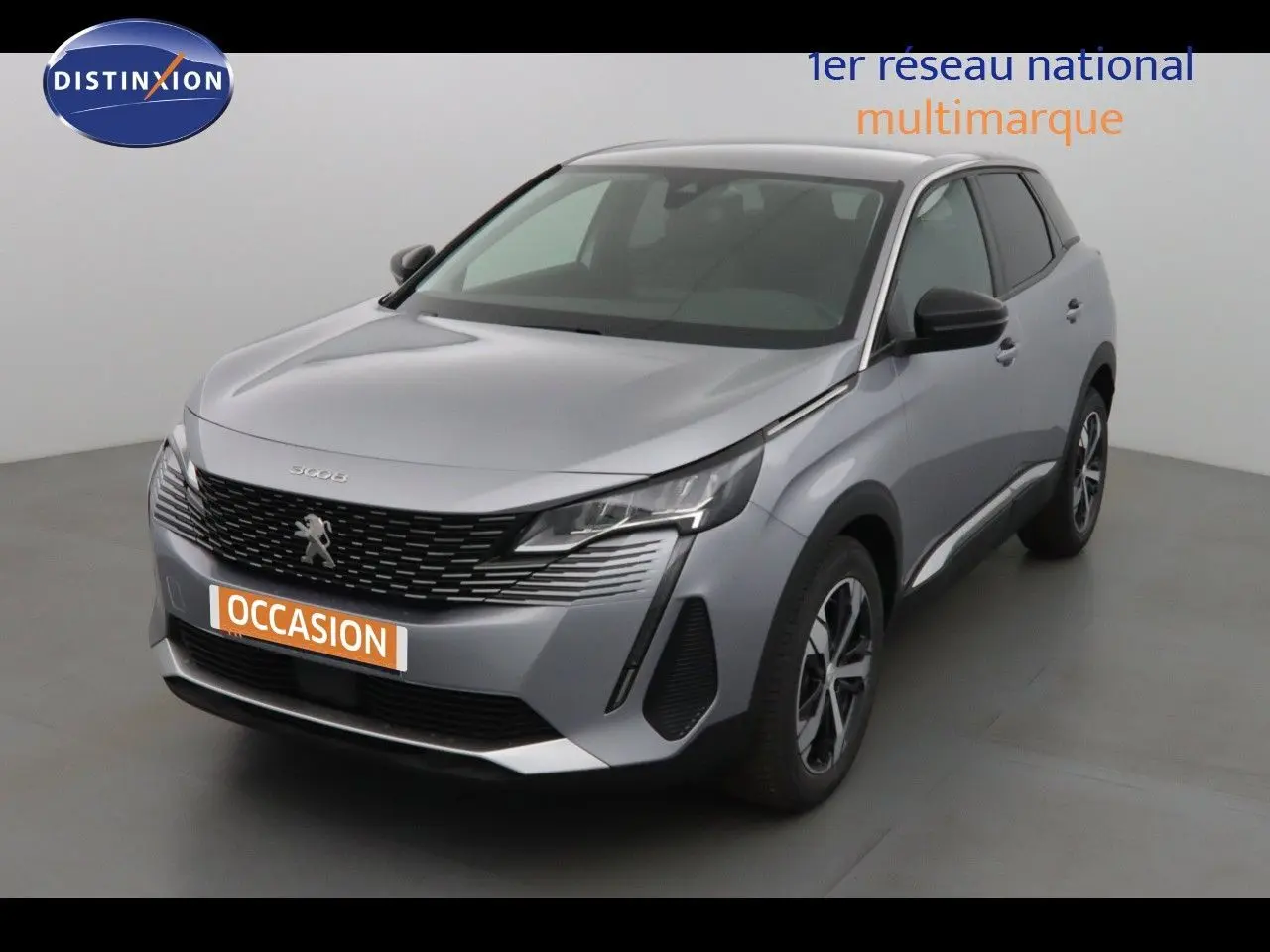 Peugeot 3008 gris Artense métal en 3/4 avant droit, avec calandre noire et jantes bi-ton.