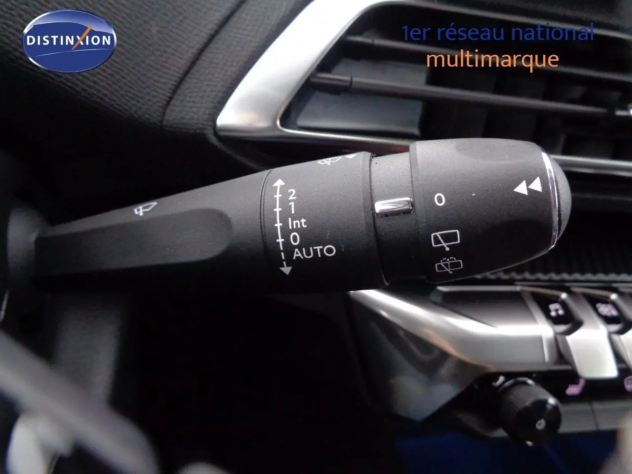 Écran multimédia du Peugeot 3008 2023 montrant la caméra de recul et l'affichage de la température intérieure.