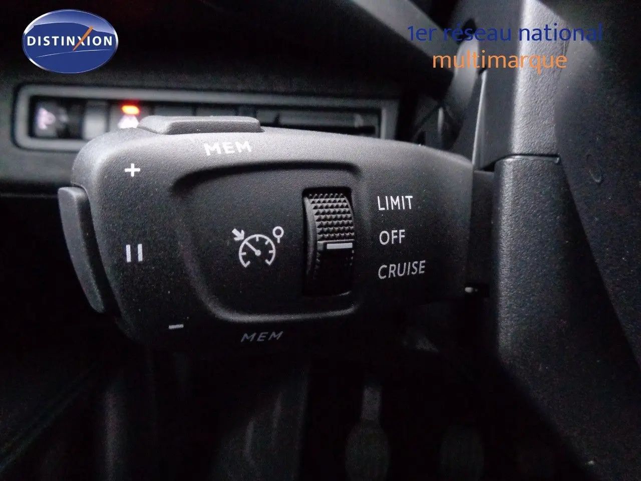 Écran tactile central du Peugeot 3008 2023 affichant les réglages d'aide à la conduite et climatisation.