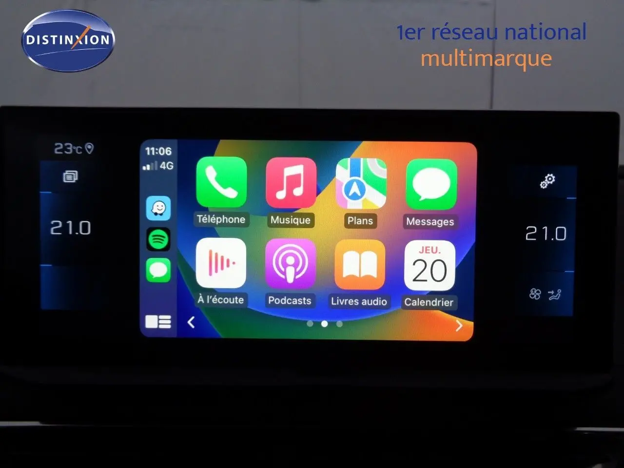 Vue frontale rapprochée du volant cuir noir du Peugeot 3008 2023 avec tableau de bord numérique et écran tactile.