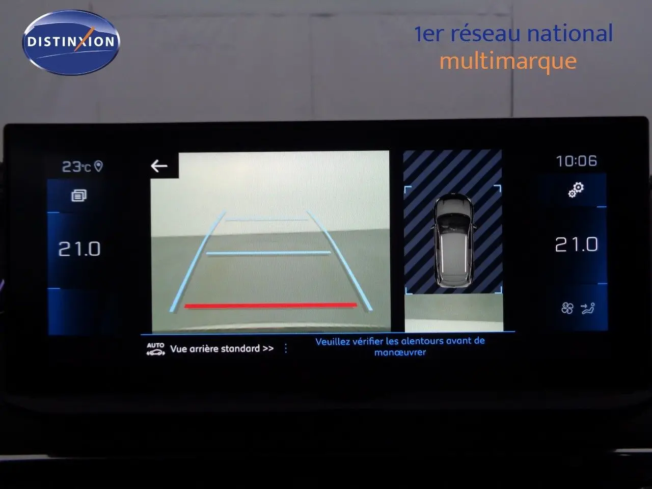 Gros plan sur la commande des phares et clignotants à gauche du tableau de bord du Peugeot 3008 gris Artense 2023.