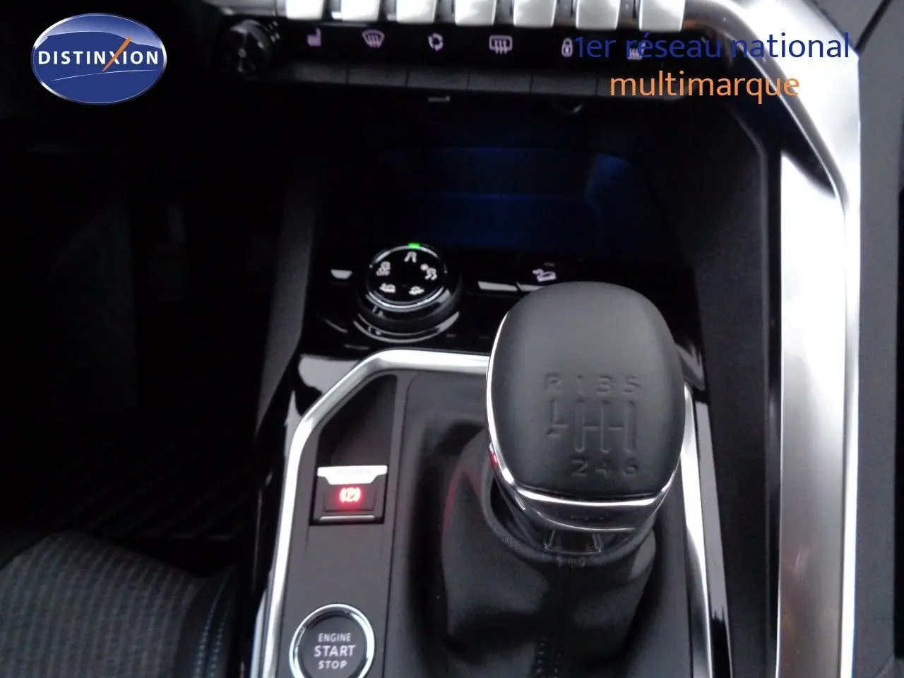 Gros plan sur la manette d'essuie-glace du Peugeot 3008 gris Artense, avec détails des réglages et aérateurs noirs.