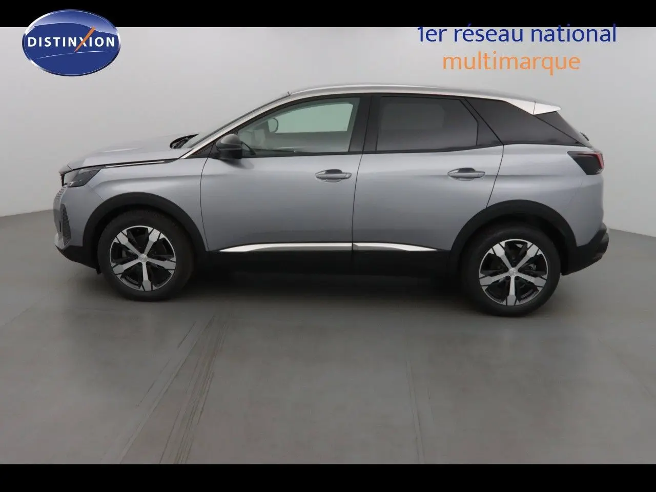 Vue 3/4 arrière droite d'un Peugeot 3008 gris Artense métallisé avec feux arrière à griffes rouges et toit noir.