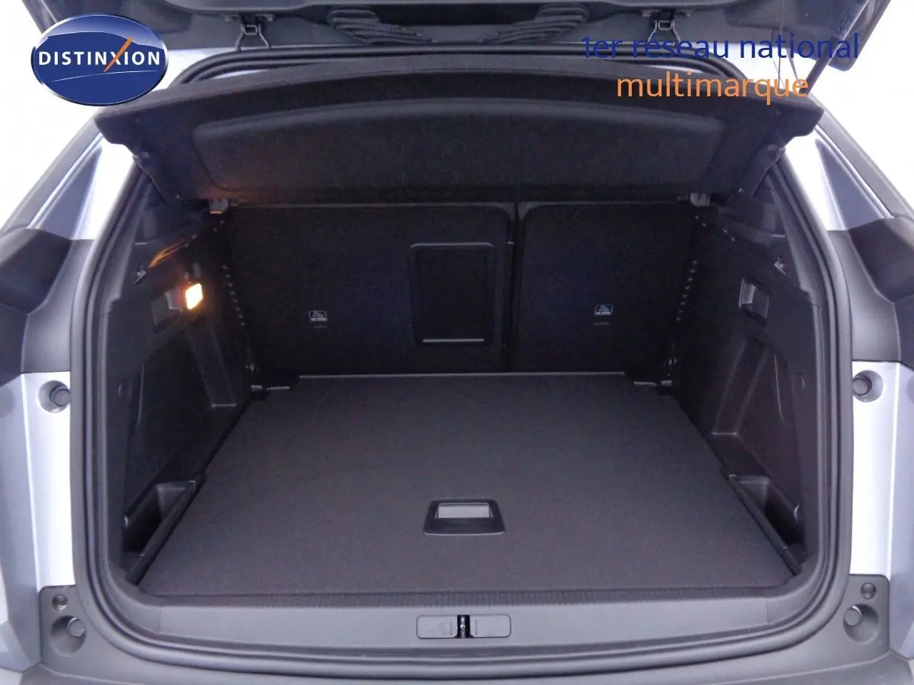 Gros plan sur la commande de régulateur de vitesse noire à gauche du volant du Peugeot 3008 gris Artense 2023.