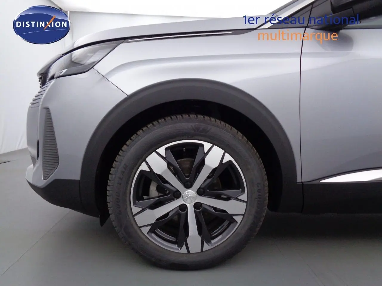 Tableau de bord numérique du Peugeot 3008 gris Artense, affichant vitesse à 0 km/h et compte-tours au ralenti.