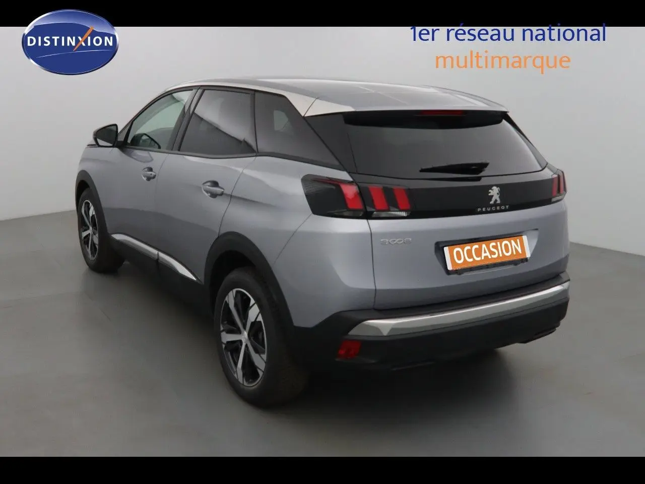 Profil côté gauche du Peugeot 3008 2023 gris Artense métallisé avec toit noir et jantes bi-ton.