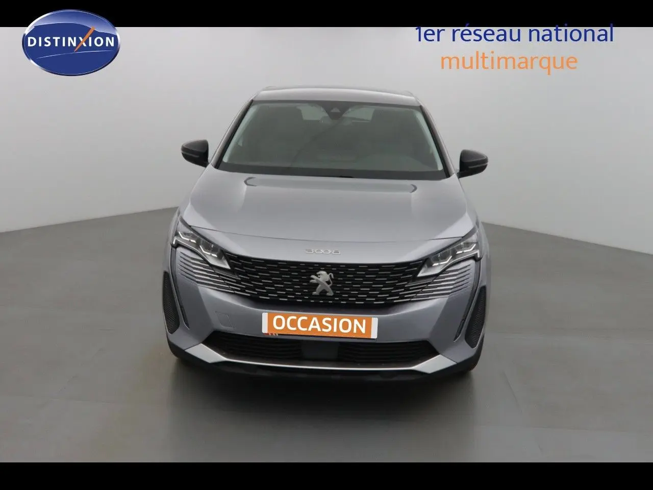 Vue arrière d'un Peugeot 3008 gris Artense métal 2023 avec feux arrière à trois griffes distinctives.