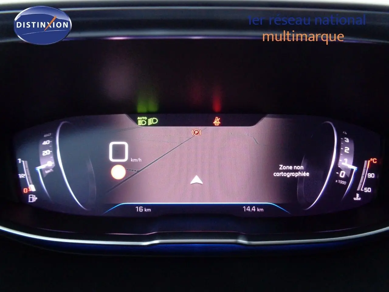 Intérieur du Peugeot 3008 2023 vu de face, tableau de bord avec écran tactile et levier de vitesse manuel visible.