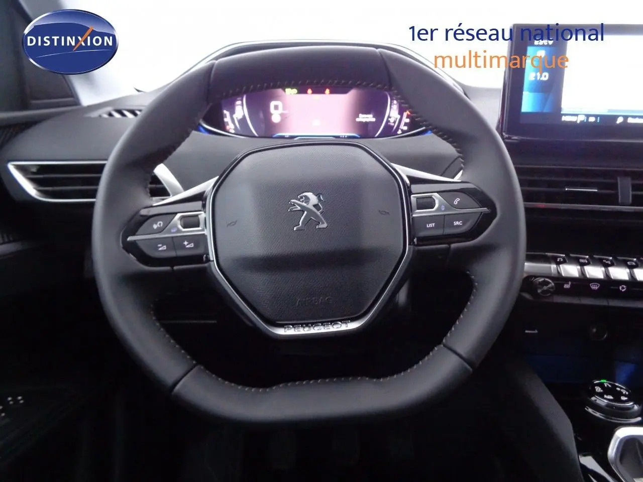 Écran central du tableau de bord du Peugeot 3008 2023 affichant la navigation et la climatisation digitale.