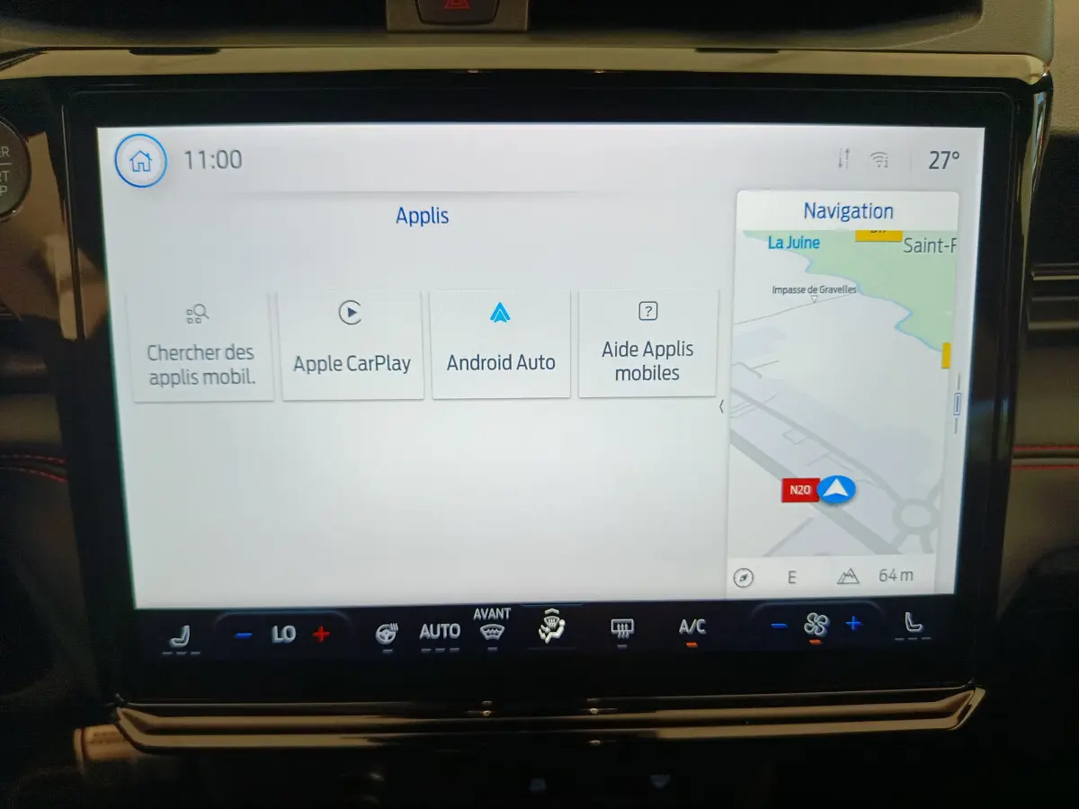 Écran tactile central du Ford Puma 2025 bleu, affichant navigation et options Apple CarPlay et Android Auto.