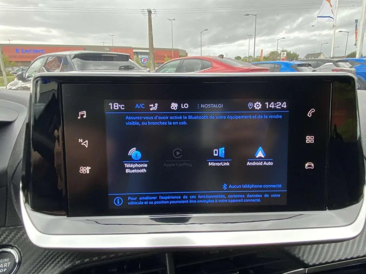 Écran tactile central de la Peugeot 208 bleu 2020 affichant les options Bluetooth, MirrorLink et Android Auto.