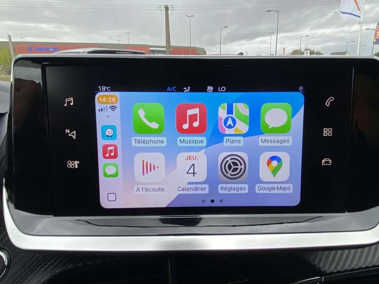 Peugeot 208 bleu vue de profil côté gauche, avec jantes alliage 16'' et vitres arrière teintées.