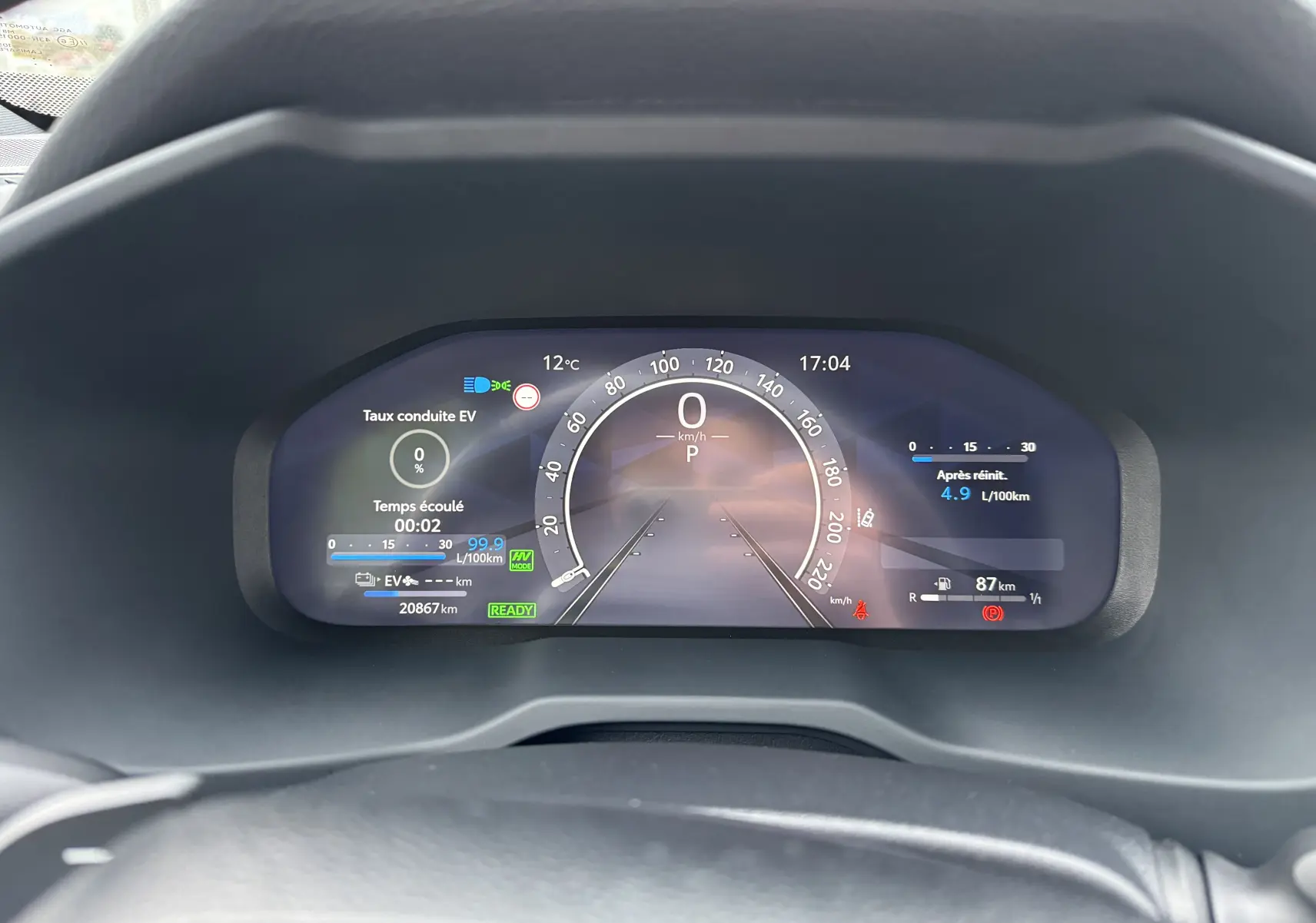 Tableau de bord numérique du Suzuki Across hybride rechargeable 2023 affichant la vitesse à zéro et diverses informations de conduite.