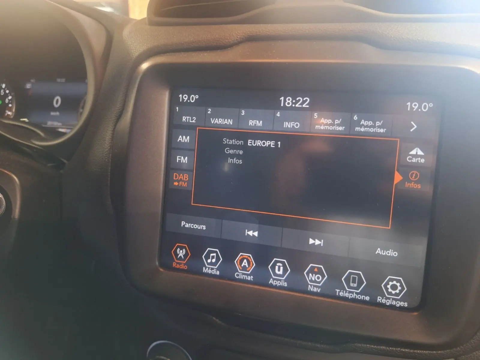 Écran tactile central du Jeep Renegade 2024 affichant la radio Europe 1, avec tableau de bord partiellement visible.