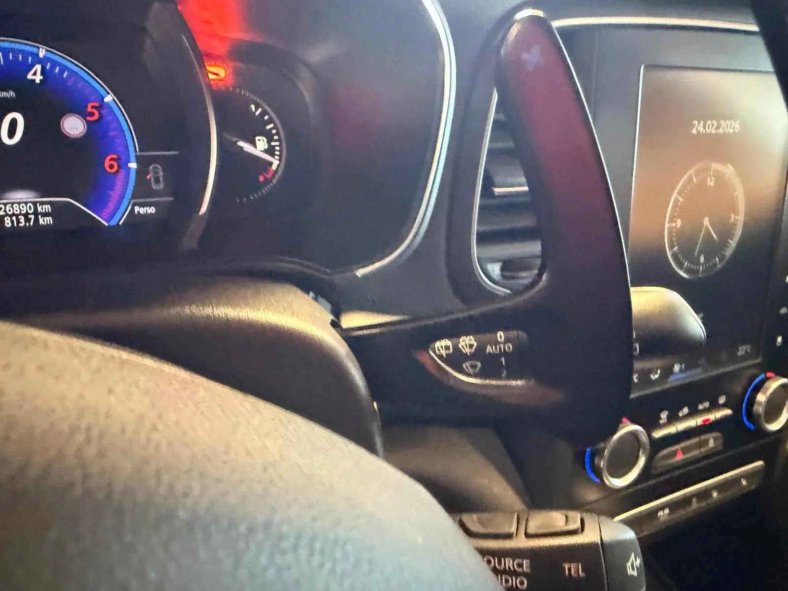 Tableau de bord intérieur noir de Renault Mégane Break GT 1.6 DCI 165, avec affichage digital et commandes au volant.