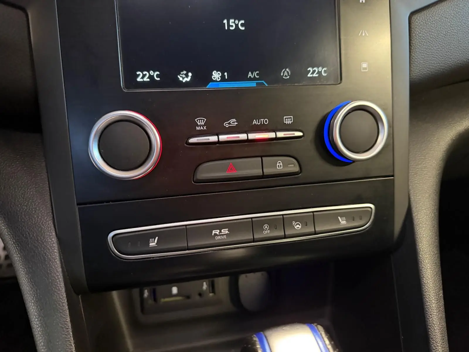 Gros plan sur la console centrale noire de la Renault Mégane Break GT avec commandes climatisation et boutons R.S. Drive.