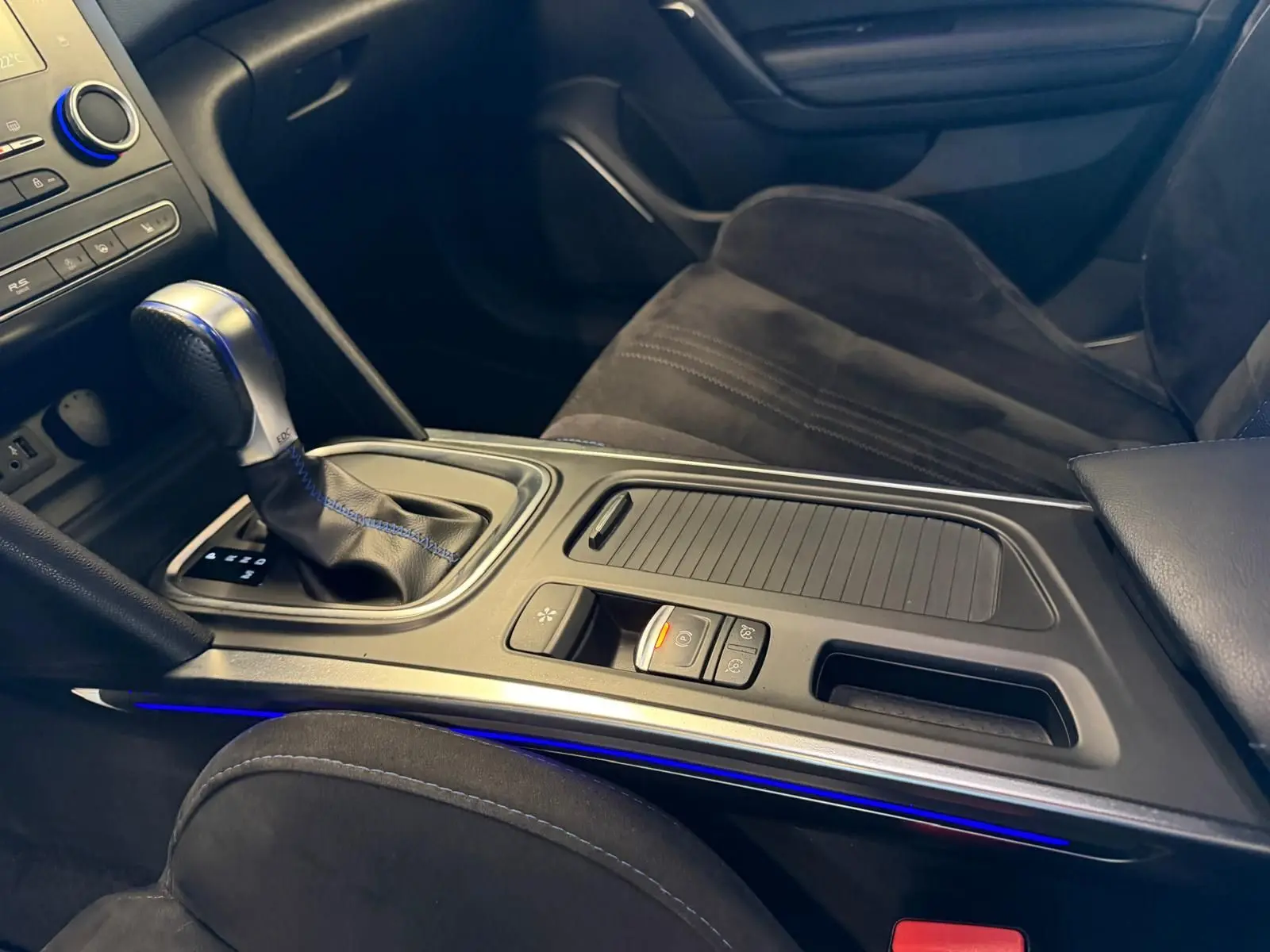 Vue intérieure rapprochée de la console centrale et levier de vitesse sur la Renault Mégane Break GT gris, sièges noirs en alcantara.