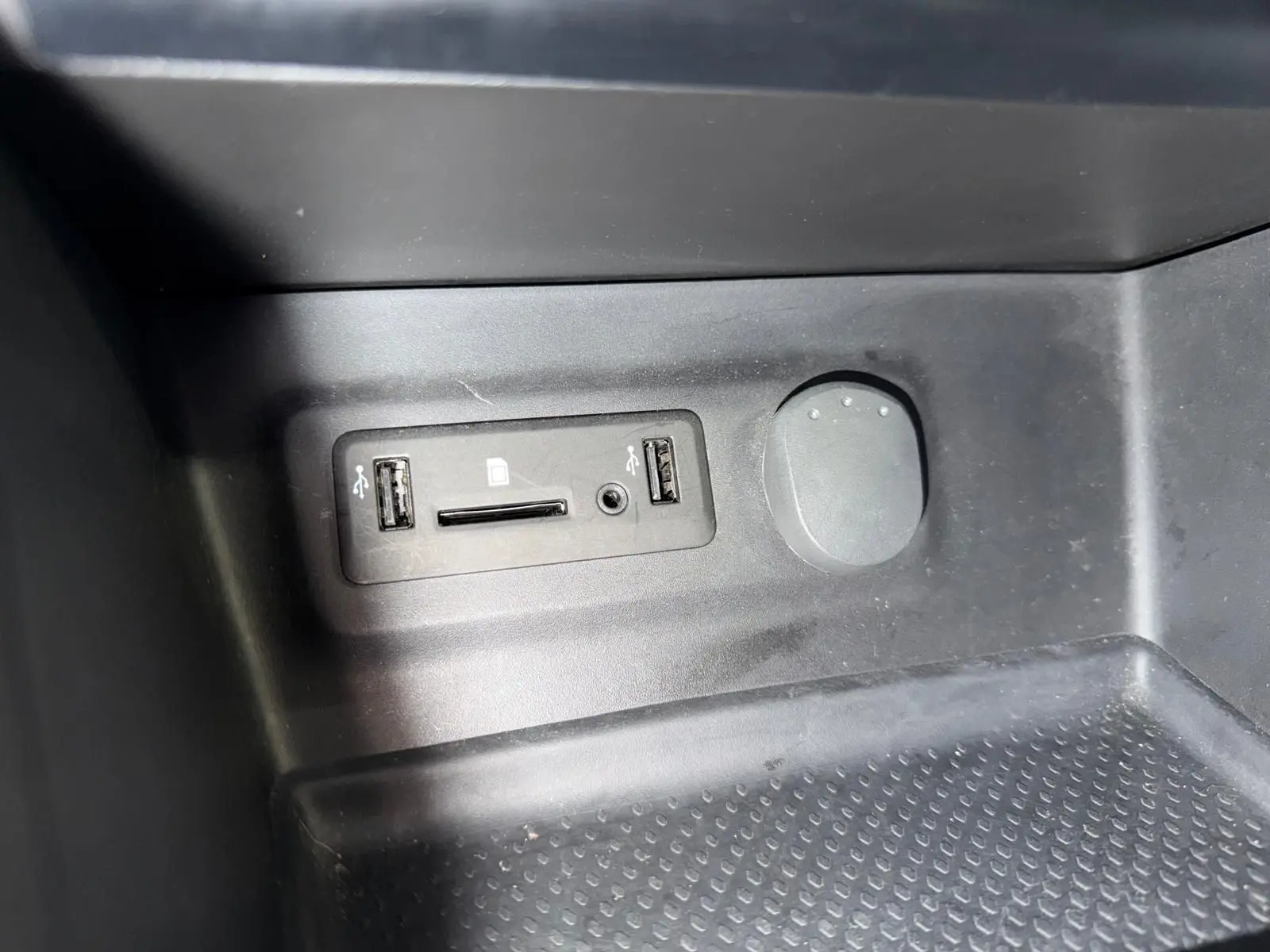 Vue rapprochée du port USB et lecteur carte SD intégré dans la console centrale d’une Renault Mégane Break gris 2017.