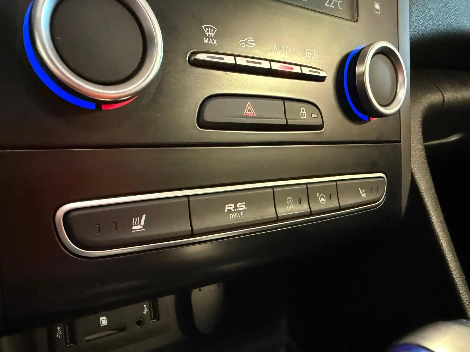 Gros plan sur la console centrale noire de la Renault Mégane Break GT avec commandes de climatisation et bouton R.S. Drive.