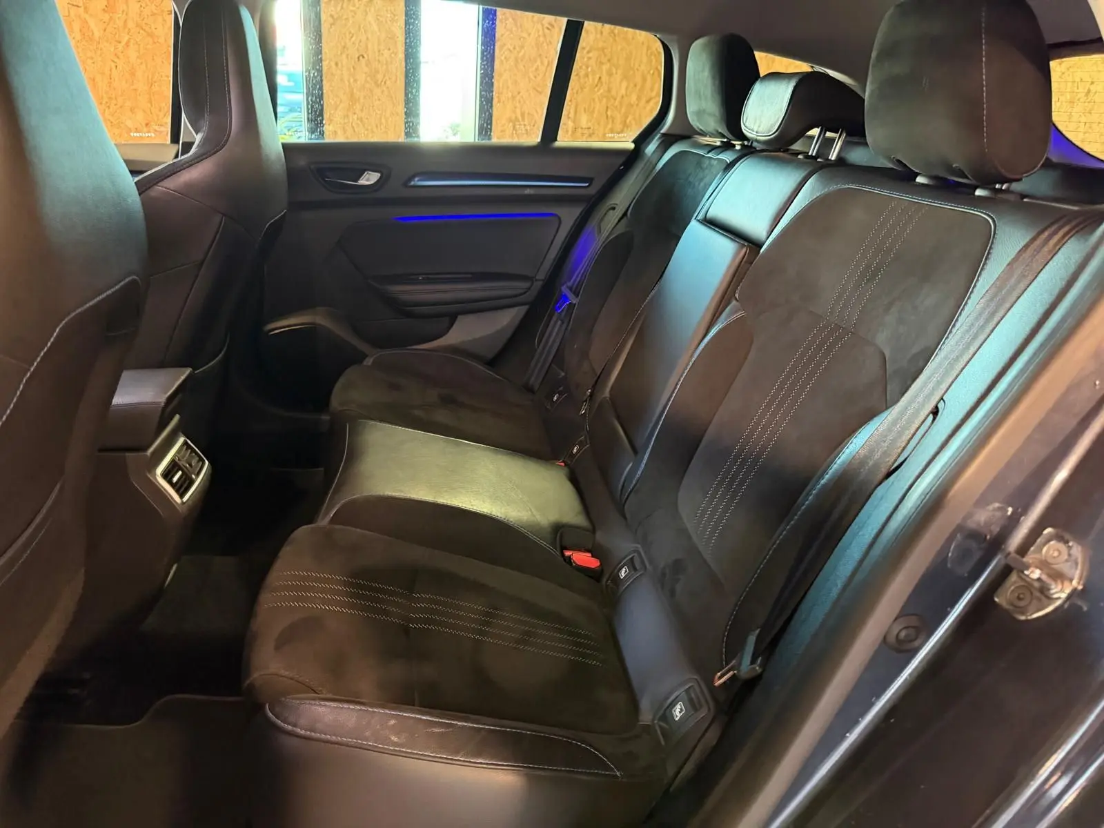 Vue intérieure côté droit des sièges arrière en cuir noir de la Renault Mégane Break GT 1.6 DCI 165 EDC gris de 2017.