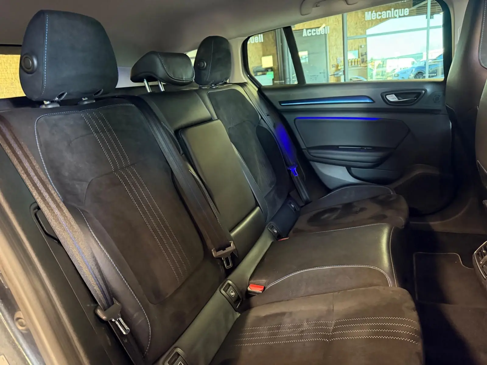 Vue intérieure côté droit des sièges arrière noirs en alcantara avec surpiqûres blanches d’une Renault Mégane Break GT 2017.