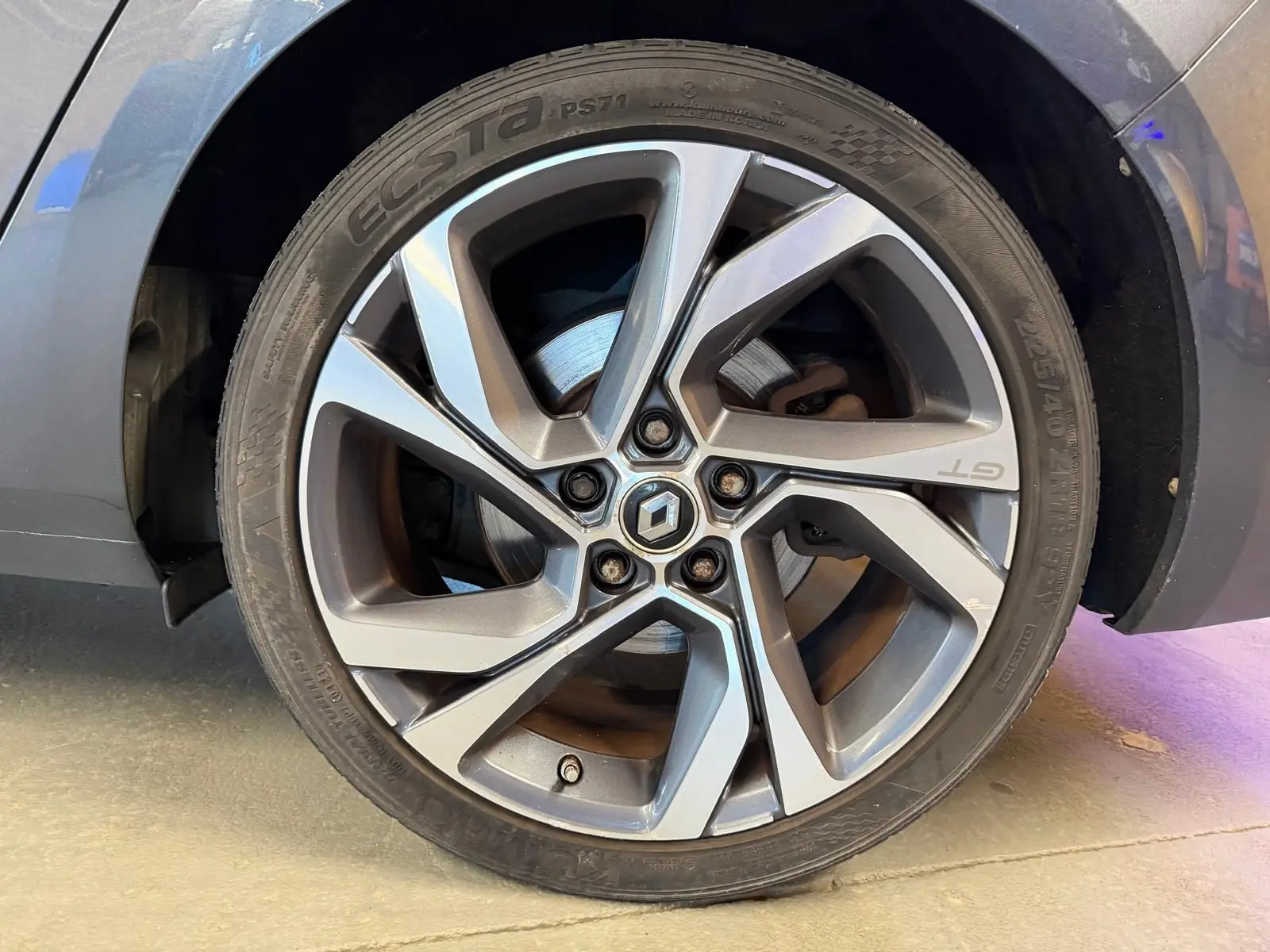 Gros plan sur la roue avant droite grise de la Renault Mégane Break GT 1.6 DCI 165 EDC avec jante alliage et logo GT visible.