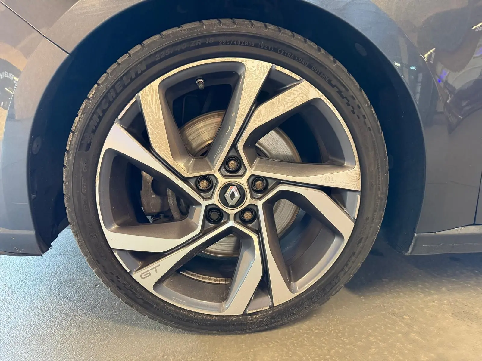 Gros plan sur la jante alliage GT de la Renault Mégane Break gris, mettant en valeur le logo Renault au centre.