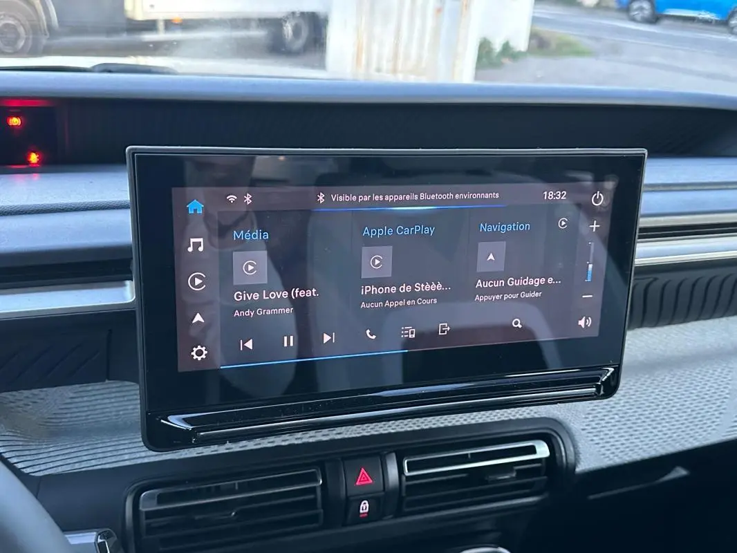 Écran tactile central de la Citroën C3 2025 noir, affichant Apple CarPlay et commandes multimédia.