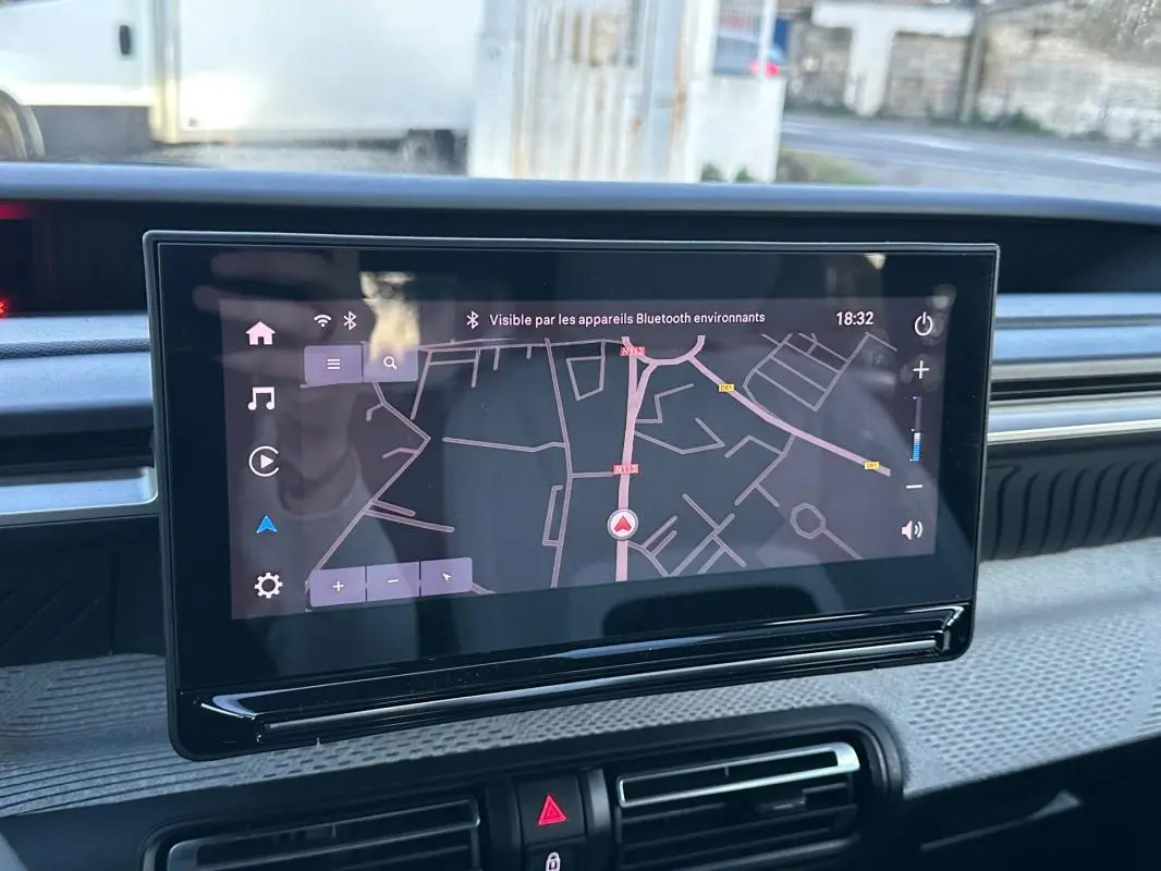 Écran tactile central affichant la navigation GPS dans l’habitacle d’une Citroën C3 noire, vue de face.